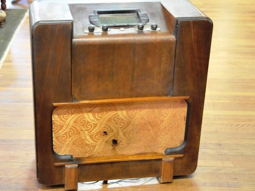 Floor Radio | Period: c1930s | Make: Music Makers Radio Co, Brisbane, Mendelssohn | Material: Walnut veneer