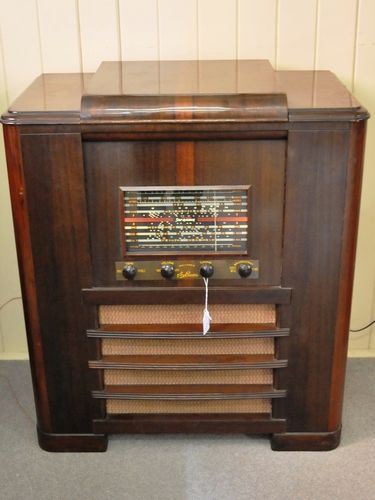 Sky Raider Radiogram | Period: c1950 | Make: Reliance Radio Co (A/sia). | Material: Walnut veneer cabinet