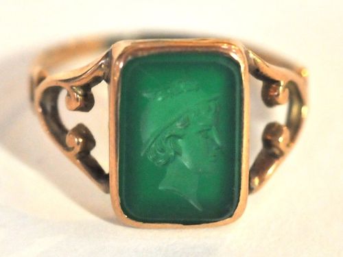 Chrysoprase Intaglio Ring | Period: c1935 | Make: Handmade | Material: 9ct Gold & Chrysoprase