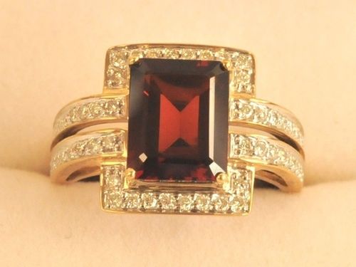 Garnet Ring | Period: New | Material: 9ct. gold and garnet