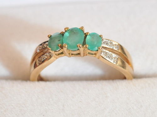 Emerald & Diamond Ring | Material: 9ct gold, emerald and diamond